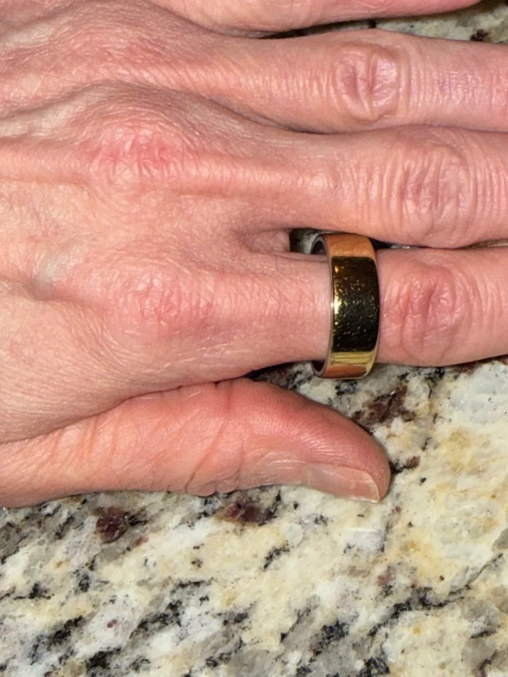 Oura Ring 4 Gold Size 9 + Extra Charging Base